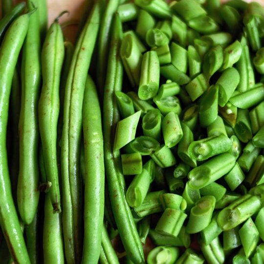 picture of full green beans and cut up green beans