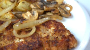 picture of cooked onion on pork schnitzel