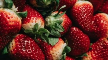 picture of red strawberries in a pile